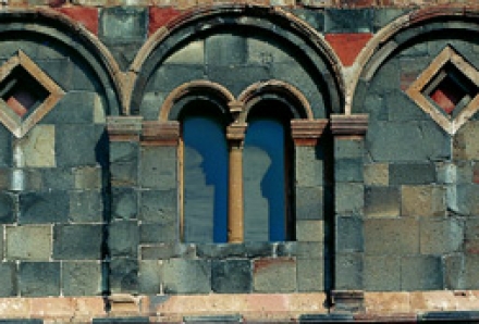 Ottana (Nuoro), Chiesa di San Nicola, esterno: particolare della bifora in facciata